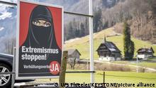 Ein Plakat der Volksinitiative Ja zum Verhuellungsverbot haengt am Dienstag, 16. Februar 2021, in der Gemeinde Wolfenschiessen im Kanton Nidwalden. Die Schweizer Stimmbevoelkerung hat am 7. Maerz ueber drei Vorlagen zu entscheiden. (KEYSTONE/Urs Flueeler)