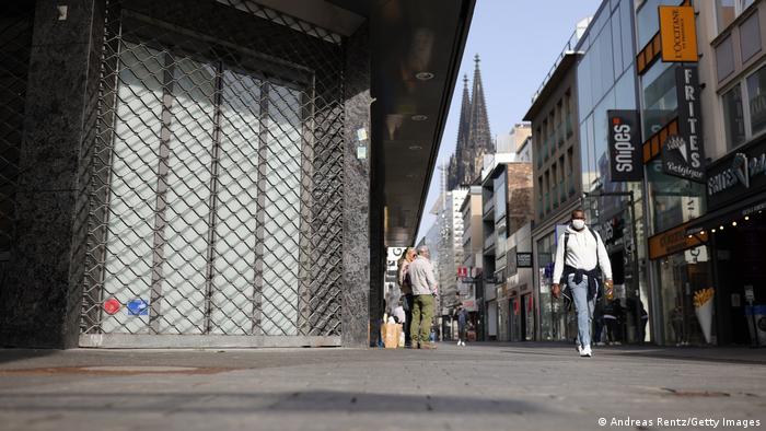 Zaključane trgovine i gotovo prazna ulica u Kölnu