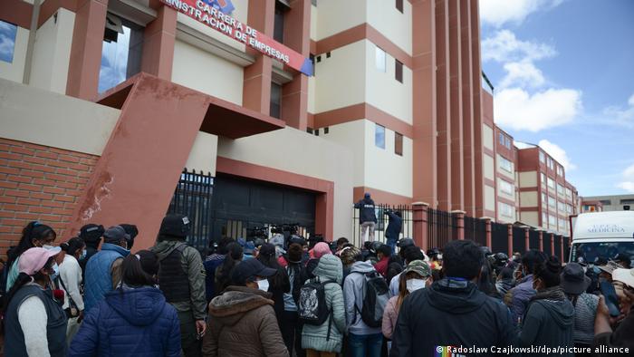 Studenten stürzen an Uni in Bolivien in den Tod