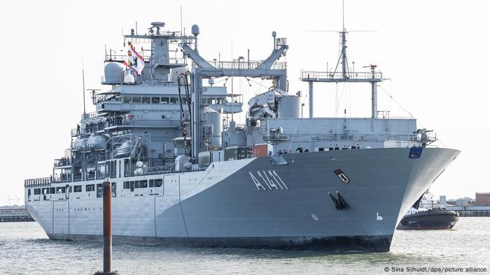Das Versorgungsschiff Berlin wird sich ab Mitte März an der Überwachung des Waffenembargos gegen Libyen beteiligen Das Versorgungsschiff Berlin wird sich ab Mitte März an der Überwachung des Waffenembargos gegen Libyen beteiligen