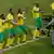 Südafrikanische Spieler feiern an der Seitenlinie das Tor zum 1:0 mit einem Tänzchen. Foto: AP
