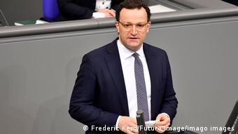 Στην αύξηση του αριθμού των τεστ και εμβολιασμών βασίζει τις ελπίδες του ο Γενς Σπαν