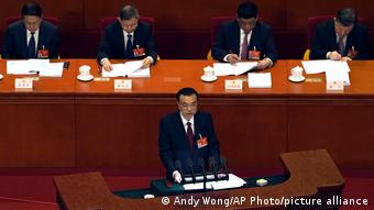  H Κίνα επιδιώκει για τρίτο χρόνο ανάπτυξη στο 6%, όπως εξήγγειλε ο πρωθυπουργός Λι Κετσιάνγκ 