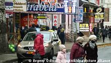 6388788 17.11.2020 People wear protective face masks in Chisinau, Moldova. Evgeny Odinokov / Sputnik