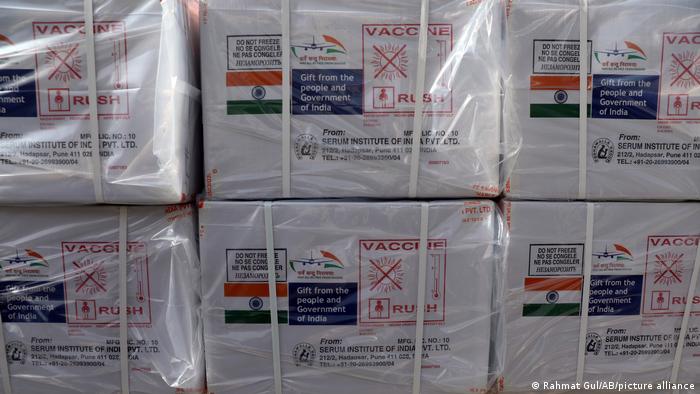 AstraZeneca-Pakete aus indischer Produktion auf dem Flughafen von Kabul