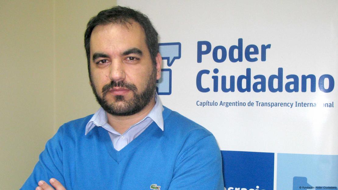 Pablo Secchi, director ejecutivo de Poder Ciudadano, el capítulo argentino de Transparencia Internacional, con un cartel de esa organización detrás de él.
