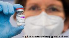 Jutta Schinz, Leiterin des Polizeimedizinischen Dienstes, zeigt eine Ampulle mit dem Impfstoff AstraZeneca in der Zentralen Polizeidirektion Niedersachsen. Die priorisierte Impfung von Polizeibediensteten hat in Niedersachsen begonnen.