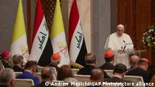 البابا يحث العراقيين على نبذ عنف الماضي ومنح السلام فرصة