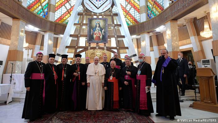 پاپ در جمع اسقف‌ها و کشیش‌ها در بغداد
