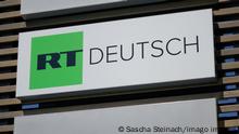 Schild von RT Deutsch Schild von RT Deutsch, 06.05.2018, Adlershof, Am Studio, Berlin, In Adlershof befindet sich die Redaktion des Auslandsfernsehsenders RT Deutsch. *** Shield of RT Deutsch Shield of RT German 06 05 2018 Adlershof At the Studio Berlin In Adlershof is the editorial office of the foreign TV station RT Deutsch 