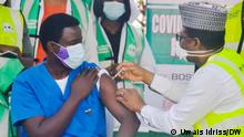 Nigeria Covid-19 Impfung in Abuja.
Dr Cyprian Ngong the first medical doctor to be immunized with covid 19 vaccine.
Foto: Uwais Idriss/DW 5.3.2021