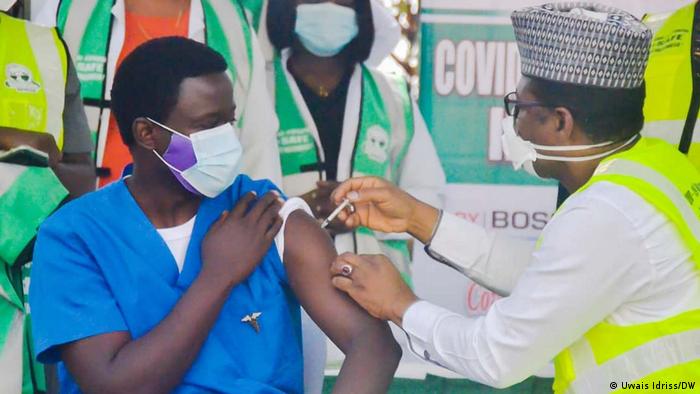 Un médecin nigérian reçoit son vaccin COVID-19