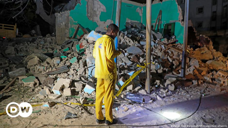 somalia-deadly-blast-hits-mogadishu-restaurant