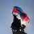 Imagen de una persona colocando la bandera chilena en la Plaza Baquedano el 3 de octubre de 2020.