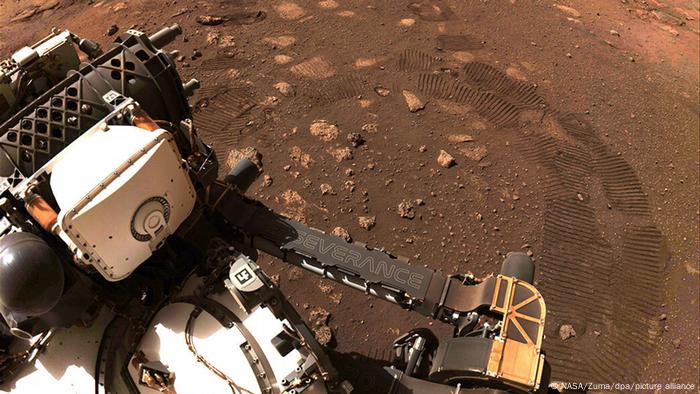 Mars-Rover fährt erstmals über Roten Planeten