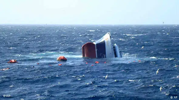 Ein sinkendes Schiff (Foto: AP)