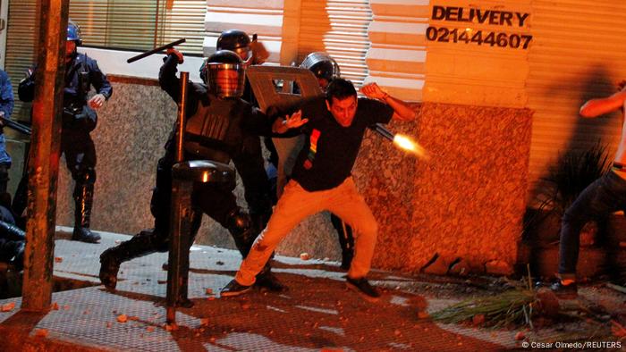 Policiais agridem manifestante: houve um morto e 18 feridos nos confrontos