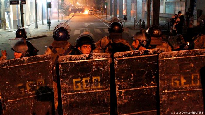 Barricada para impedir avanço dos manifestantes 