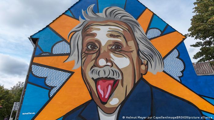 Deutschland | Graffiti von Albert Einstein an einer Hauswand von der Firma lackaffen