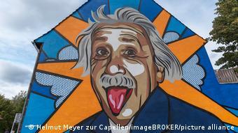 Graffiti von Albert Einstein an einer Hauswand 