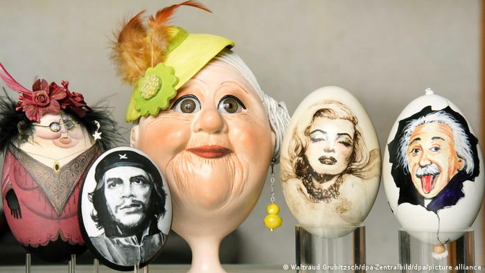 Zwei Gänseeier mit den Porträts von Albert Einstein und Marilyn Monroe, zwei mit Modelliermasse verzierte Eier als Damen, ein Entenei mit dem Bild von Che Guevara 