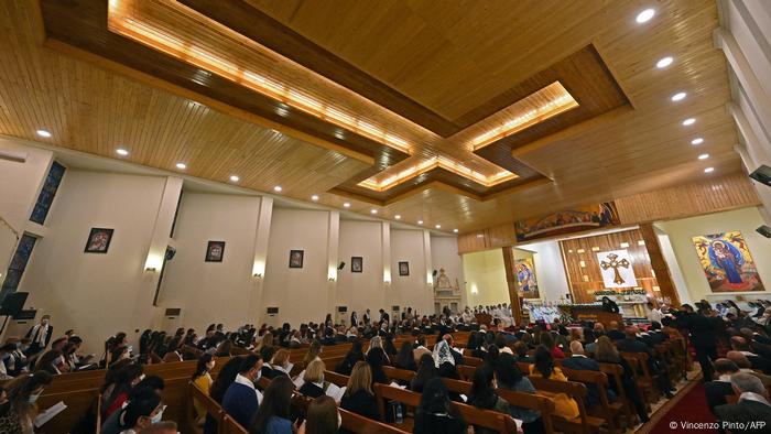 Vista del interior de la Iglesia de San José durante la misa del papa Francisco en Bagdad, con un aforo limitado por las medidas sanitarias de distanciamiento.