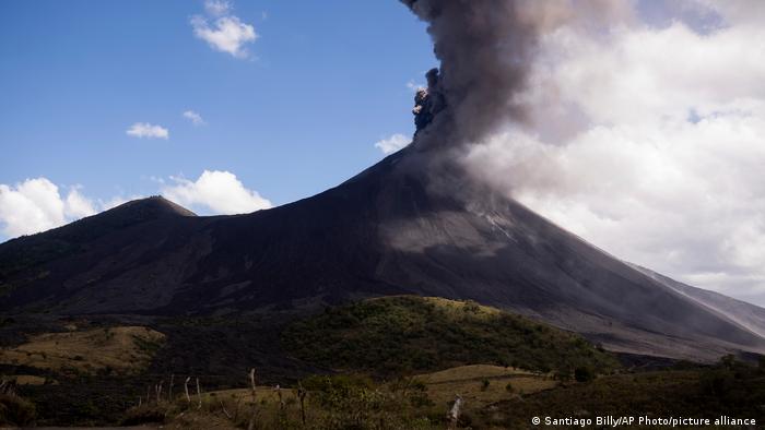 Volcan Pacaya De Guatemala Mantiene Fuertes Explosiones Y Flujos De Lava Las Noticias Y Analisis Mas Importantes En America Latina Dw 07 03 21