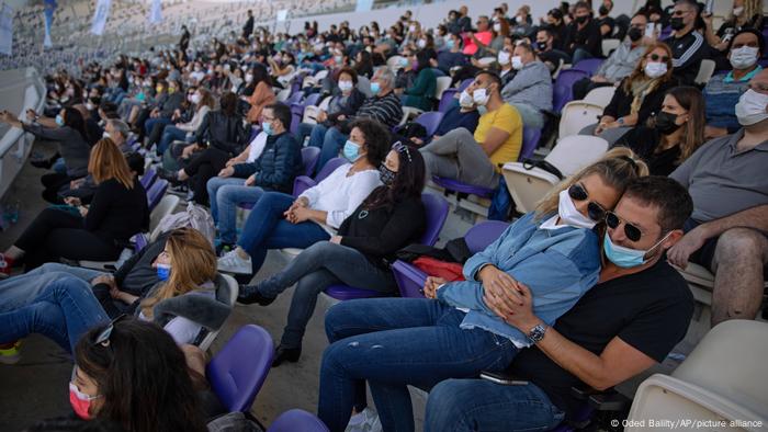 Espectadores en un estadio en Tel Aviv.