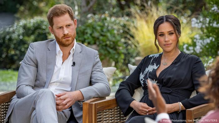 Meghan und Harry sit side by side in chairs