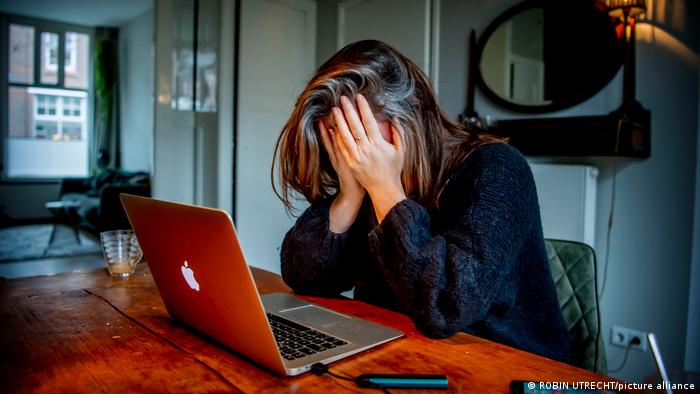 Symbolbild Laptop Frau Home Office Erschöpfung Stress Zoom Meeting Fatigue