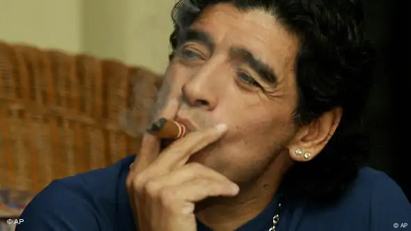 Diego Maradona raucht Zigarre (Foto: AP)