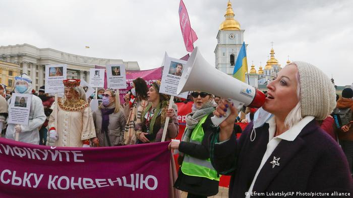 Учасниці Маршу жінок на Михайлівській площі в Києві