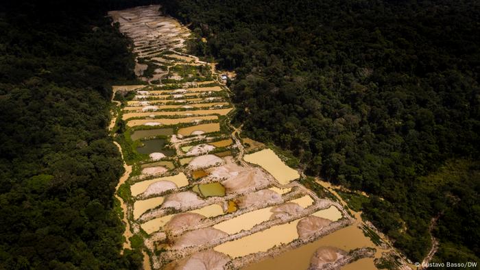 Imagem aérea de garimpos montados ao longo de igarapé no município de Jacareacanga/PA