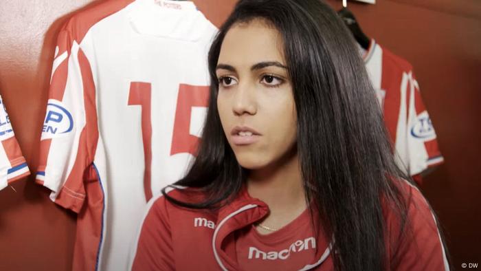 Screenshot DW Video Frauenfußball Sarah Essam Stoke City Ägypten 