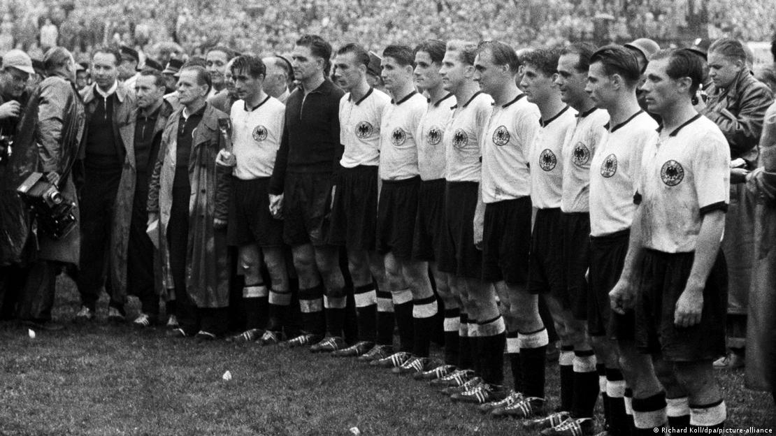Seleção alemã vencedora da Copa de 1954 perfilada para fotografias após vencer a final contra a Hungria