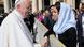 El papa se reúne con la exprisionera de la organización terrorista Daesh, autodenominada Estado Islámico Nadia Murad en la Plaza de San Pedro, y le estrecha la mano. 