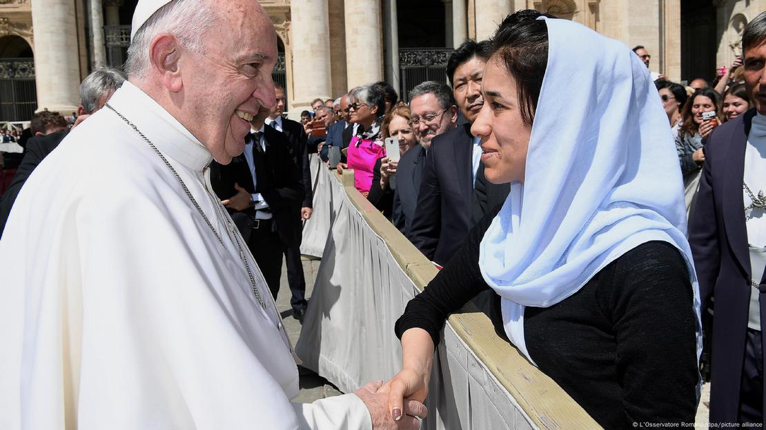 El papa se reúne con la exprisionera de la organización terrorista Daesh, autodenominada Estado Islámico Nadia Murad en la Plaza de San Pedro, y le estrecha la mano. El papa se reúne con la exprisionera de la organización terrorista Daesh, autodenominada Estado Islámico Nadia Murad en la Plaza de San Pedro, y le estrecha la mano.