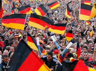 德国球迷欢庆首场胜利