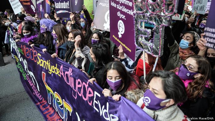 İstanbul'daki eylemde kadına karşı şiddet protesto edildi
