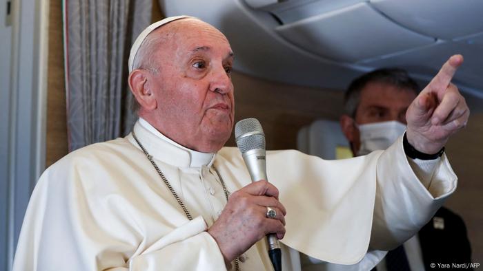 Papst Franziskus gibt nach einem Besuch im Irak eine Pressekonferenz an Bord eines päpstlichen Flugzeugs