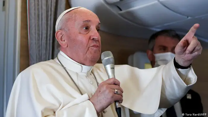 Papst Franziskus gibt nach einem Besuch im Irak eine Pressekonferenz an Bord eines päpstlichen Flugzeugs