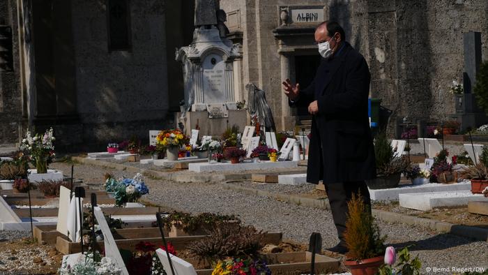 Padre Don Mario Carminati abençoa túmulo em Bérgamo