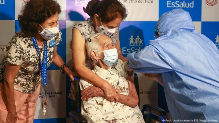 Uma mulher de 104 anos sendo vacinada no Peru