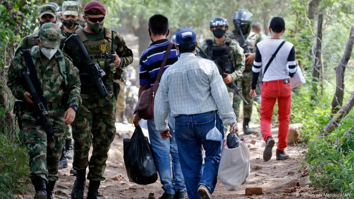 Migrantes venezolanos en la frontera con Colombia.
