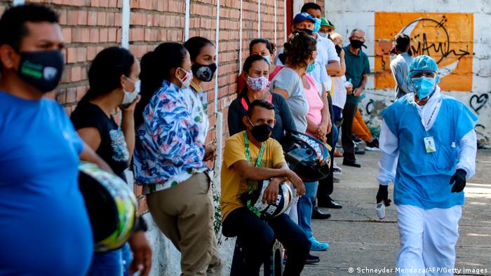 Inmigrantes venezolanos en Cúcuta, Colombia, hacen fila para hacerse la prueba de COVID-19.