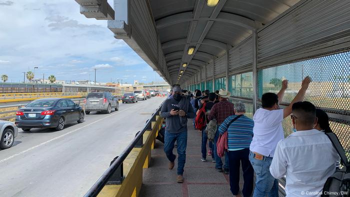 Pessoas cruzam ponte que liga Matamoros, no México, a Brownsville, nos EUA.