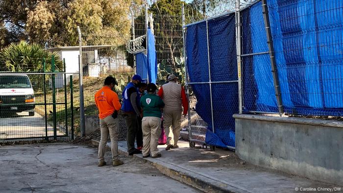 Entrada para campo de refugiados improvisado em Matamoros, México