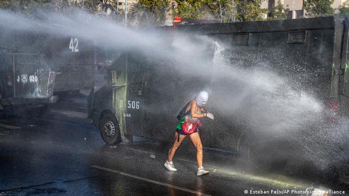 Foto de una persona bajo un chorro de agua durante una protesta en Chile en una imagen de archivo.
