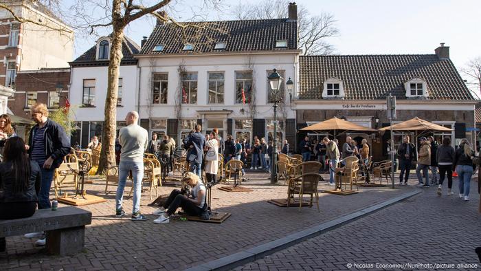 Gastronomen haben in Breda Stühle und Tische nach draußen gestellt Gastronomen haben in Breda Stühle und Tische nach draußen gestellt