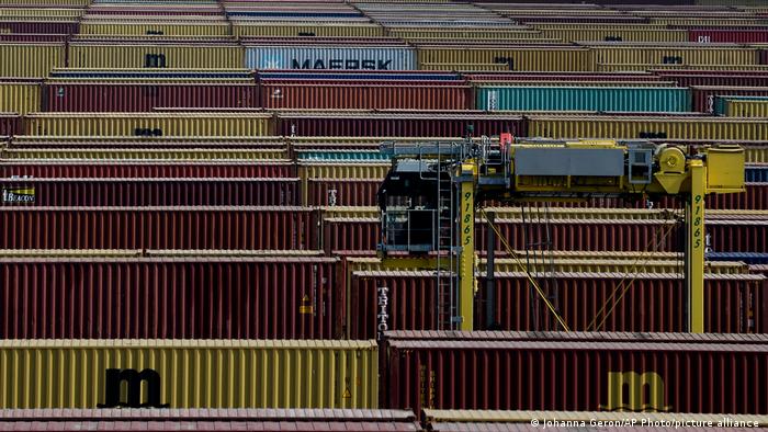 Patio de containers en el Puerto de Amberes, Bélgica